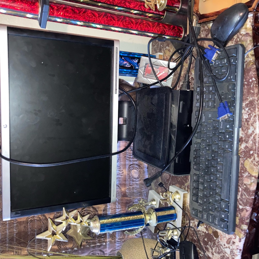 Flat Screen Computer e we out mouse and keyboard